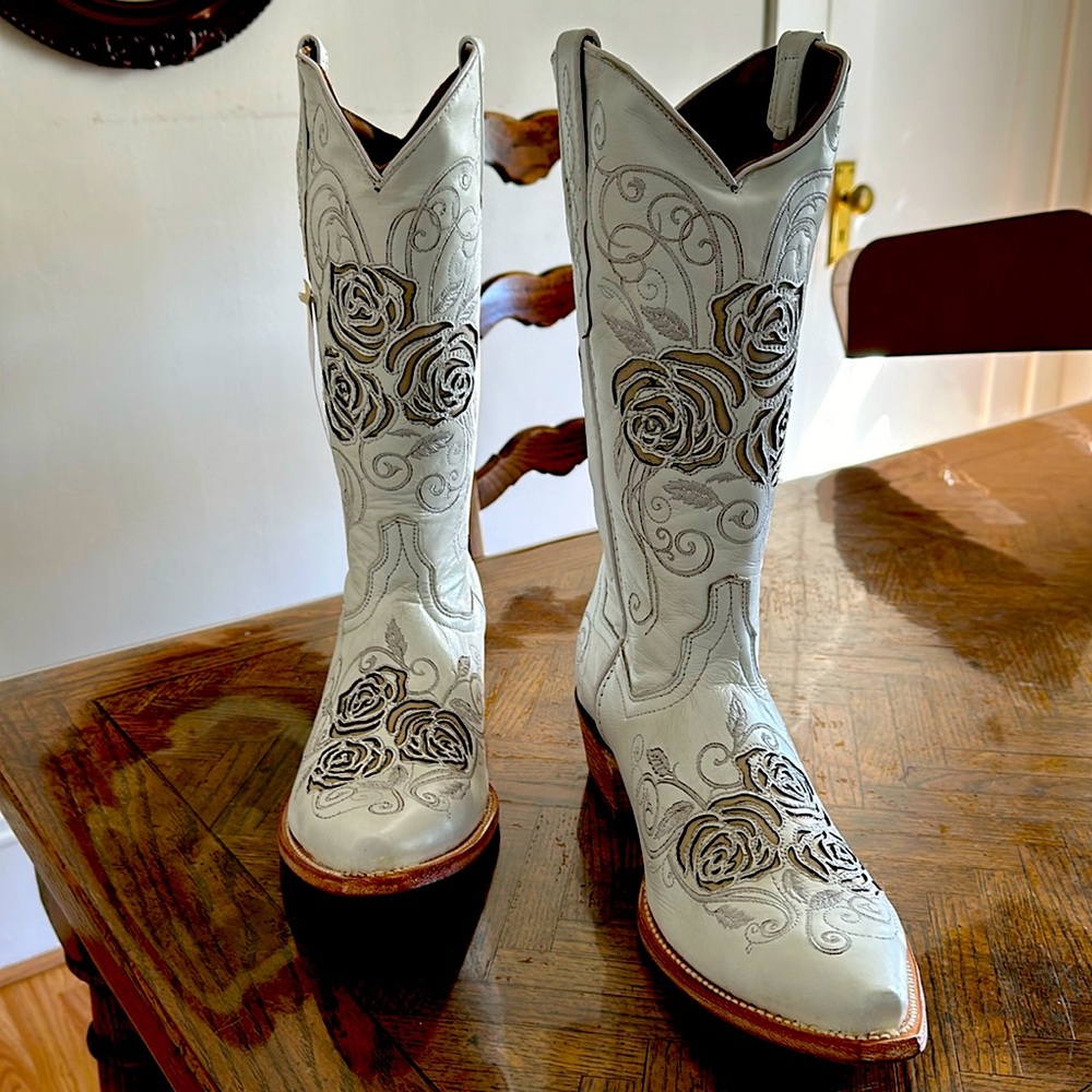 White cowgirl boots with rose inlay
